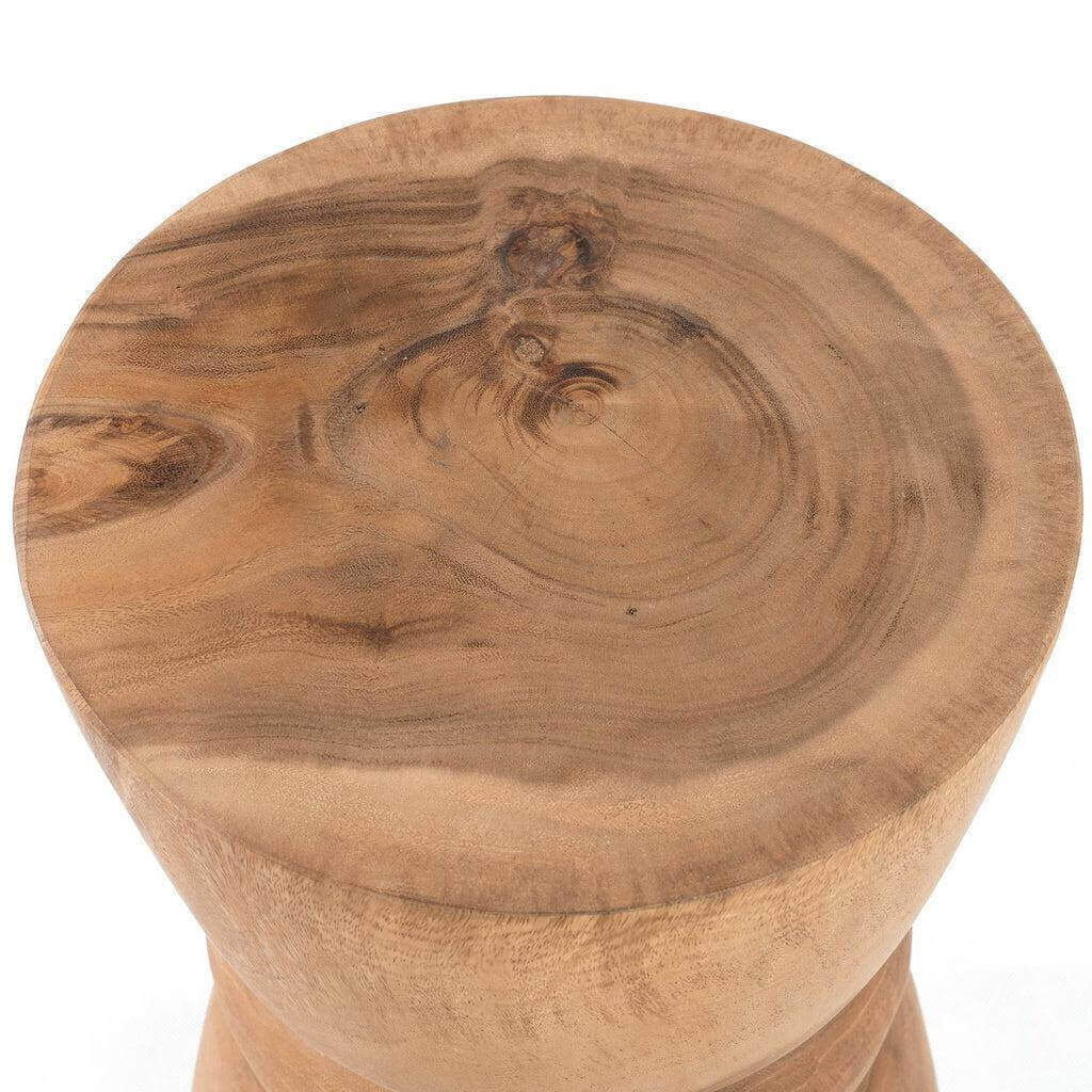 De Aukai kruk van suarhout, elegant met strikvorm en natuurlijke kleur, geschikt als bijzettafel. Uniek design voor binnen of overdekt buiten.