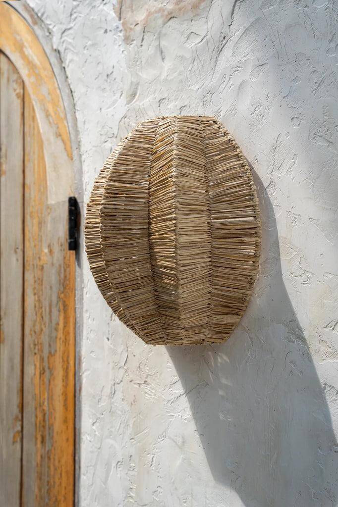 Natuurlijke Avanti applique muurlamp van raffia, voegt zacht licht en patroon toe aan muren, perfect voor gangen en hoeken.