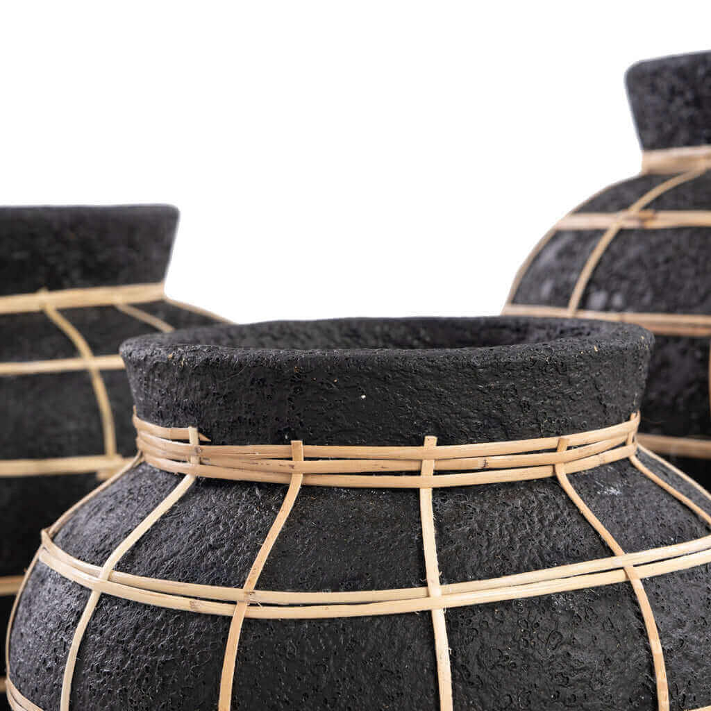De Belly Vaas - Zwart Naturel S, terracotta met rotan details, perfect voor droogbloemen, geeft kustvibes aan elk interieur.