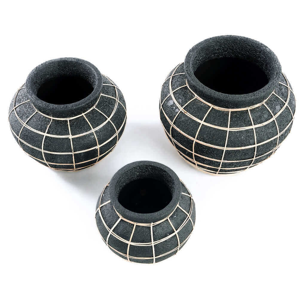 Set van drie De Belly Vaas zwart naturel met rotan detail, perfect voor droogbloemen, gemaakt van terracotta. Niet waterdicht. Formaat S.