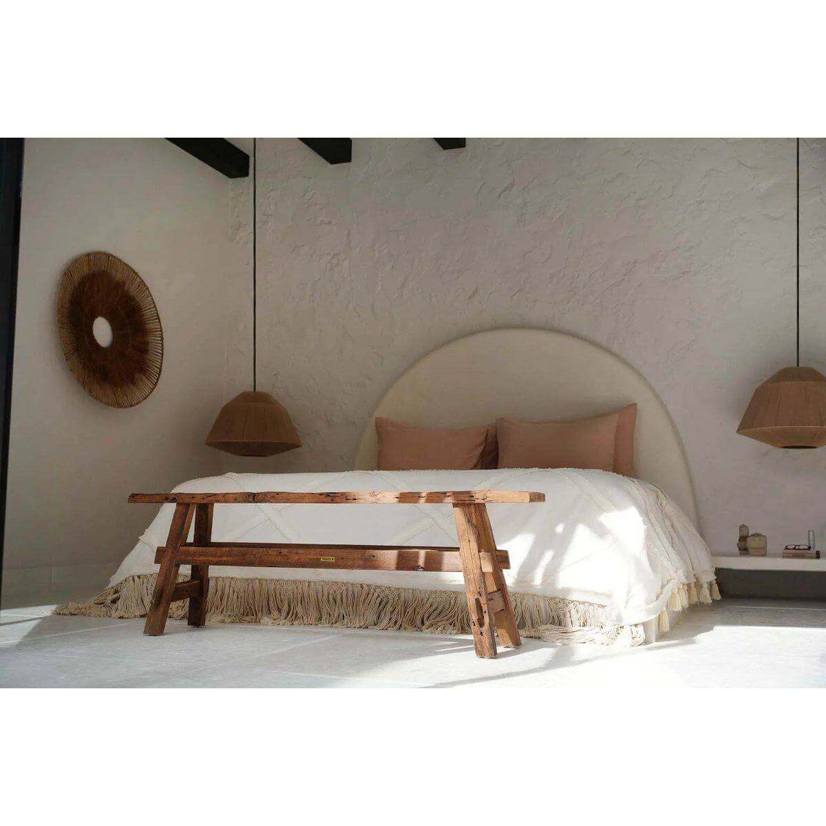 Rustiek slaapkamerinterieur met natuurlijke Berber bedsprei in kalme neutrale tinten, geaccentueerd met houten meubels.