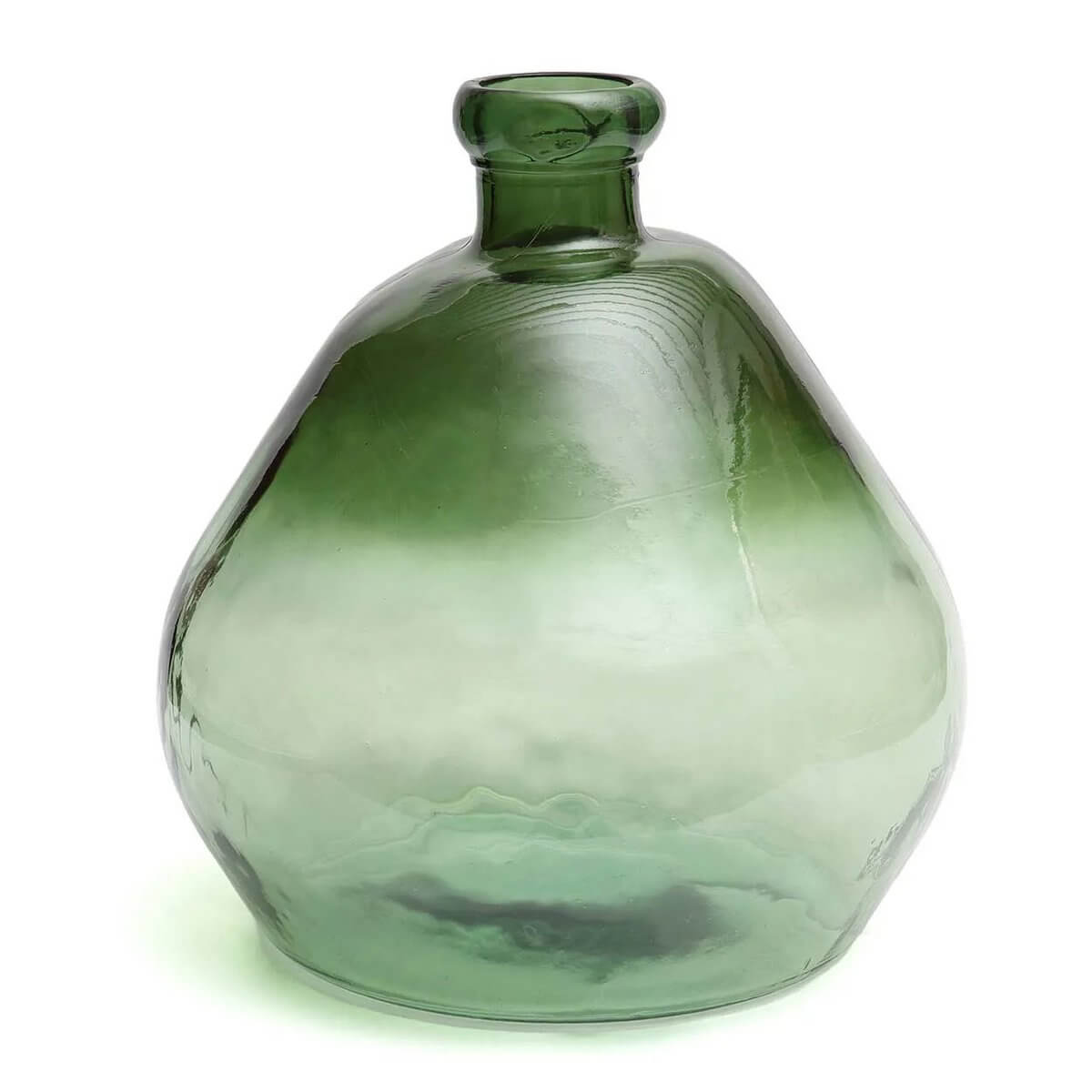 Bohemian De Bolai Vaas in green recycled glass, ideal for showcasing flowers or as a standalone decorative piece with a timeless silhouette.