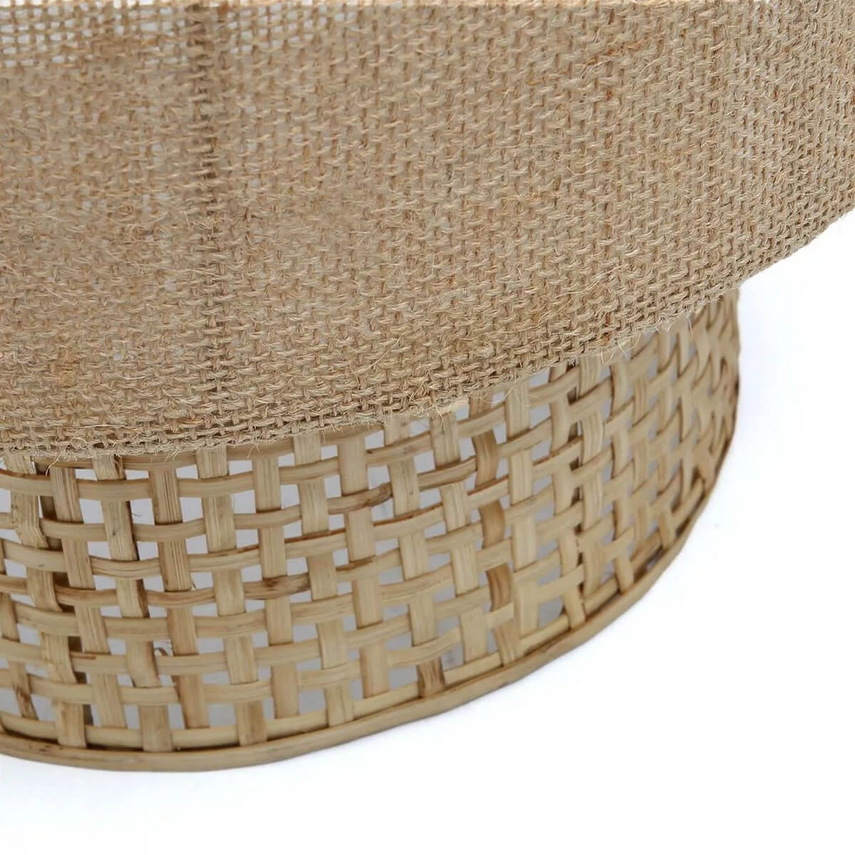 Close-up van de Bolly Jute Wandlamp met handgemaakte jute kap en gevlochten details, perfect voor een gezellige, natuurlijke uitstraling.