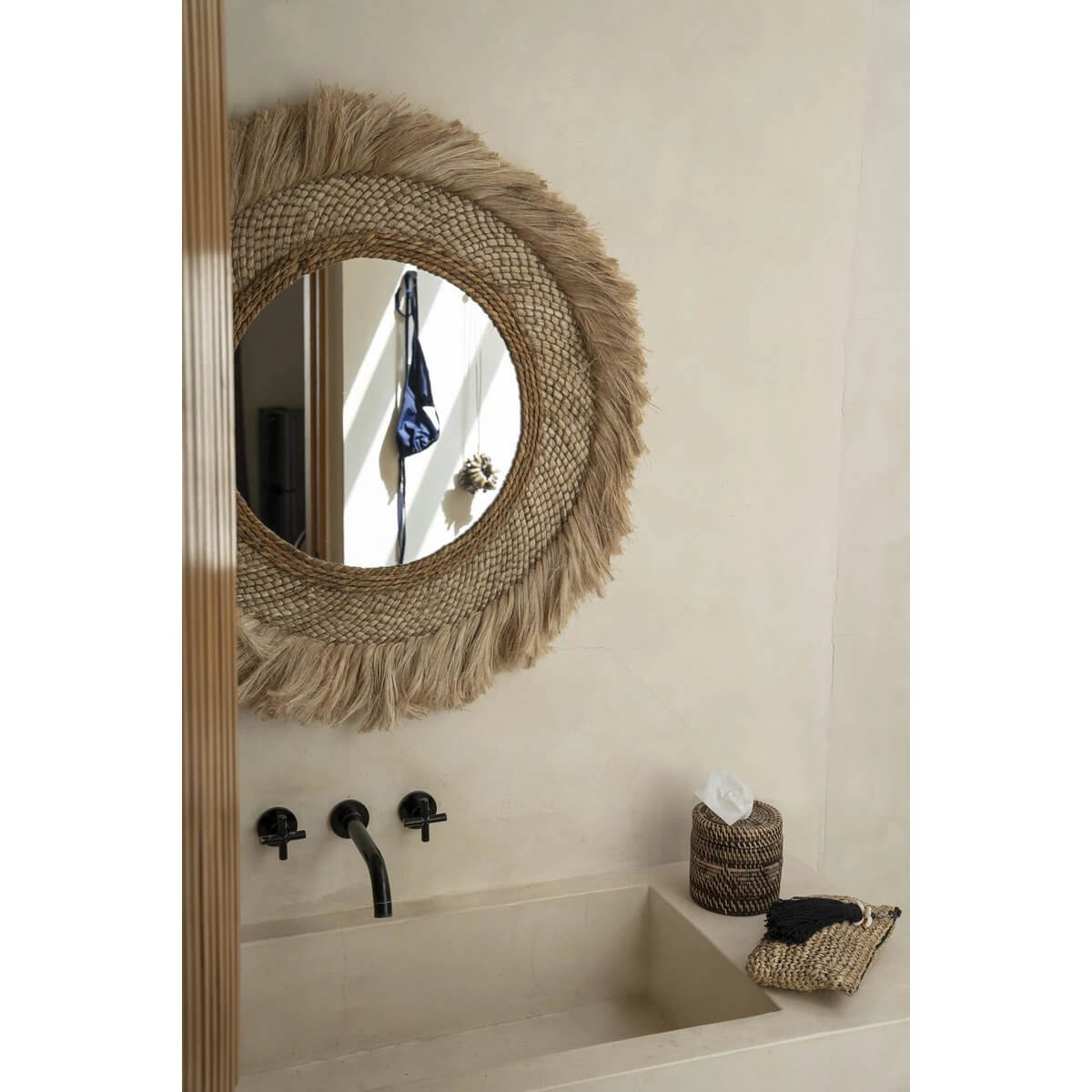 Bohemian De Capri Spiegel with natural grass frame, adding Mediterranean elegance to a bathroom setting.