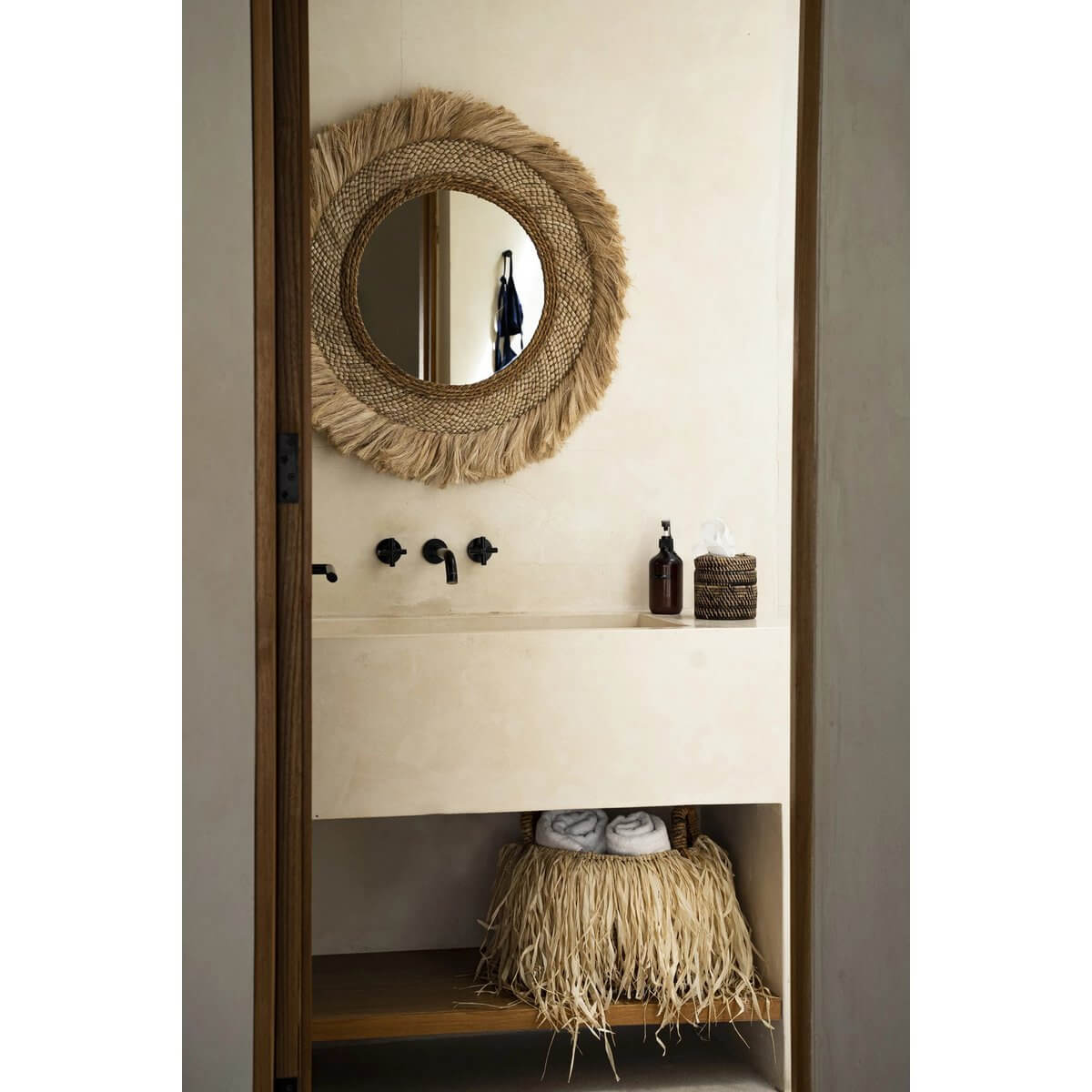 Bohemian De Capri Mirror made of sustainable grass, adding Mediterranean elegance to a bathroom setting. Perfect for nature-inspired decor.
