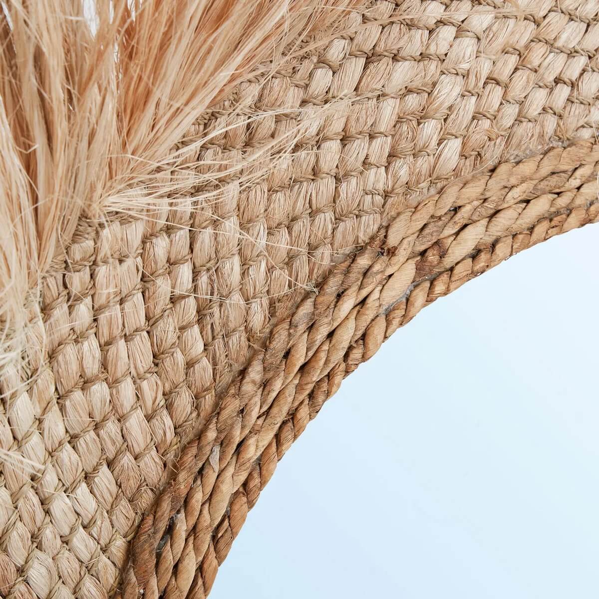 Alt Tag: Close-up of the De Capri Spiegel, featuring woven natural grass texture for a Bohemian look, inspired by Capri's sunny shores.