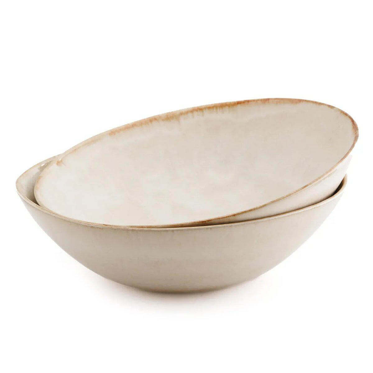 Portugese keramische serveerschaal met goudkleurige rand, ideaal voor brunches en diners. Sterk en chipbestendig ontwerp.