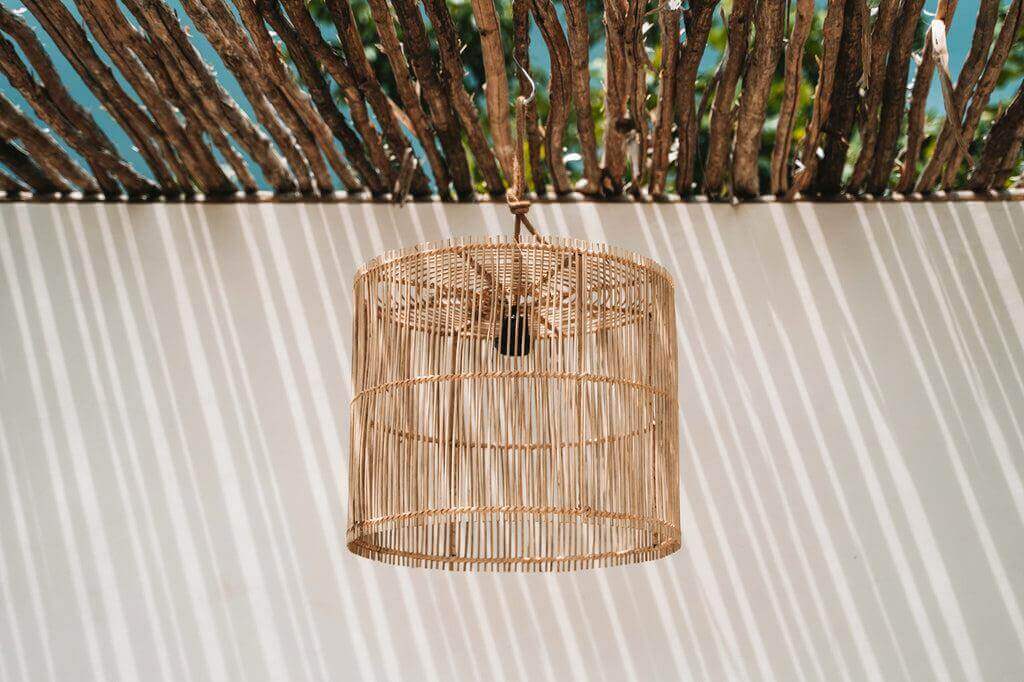 Stijlvolle natuurlijke rotan hanglamp, geschikt voor binnen en overdekte buitenruimtes, creëert prachtige schaduwen. Maat M.