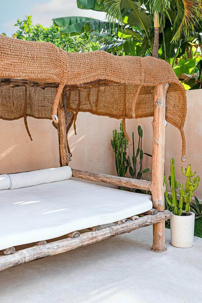 Coco Shade rechthoekig in een tropische tuin, gemaakt van duurzame kokosvezels voor een ontspannen buitenruimte.