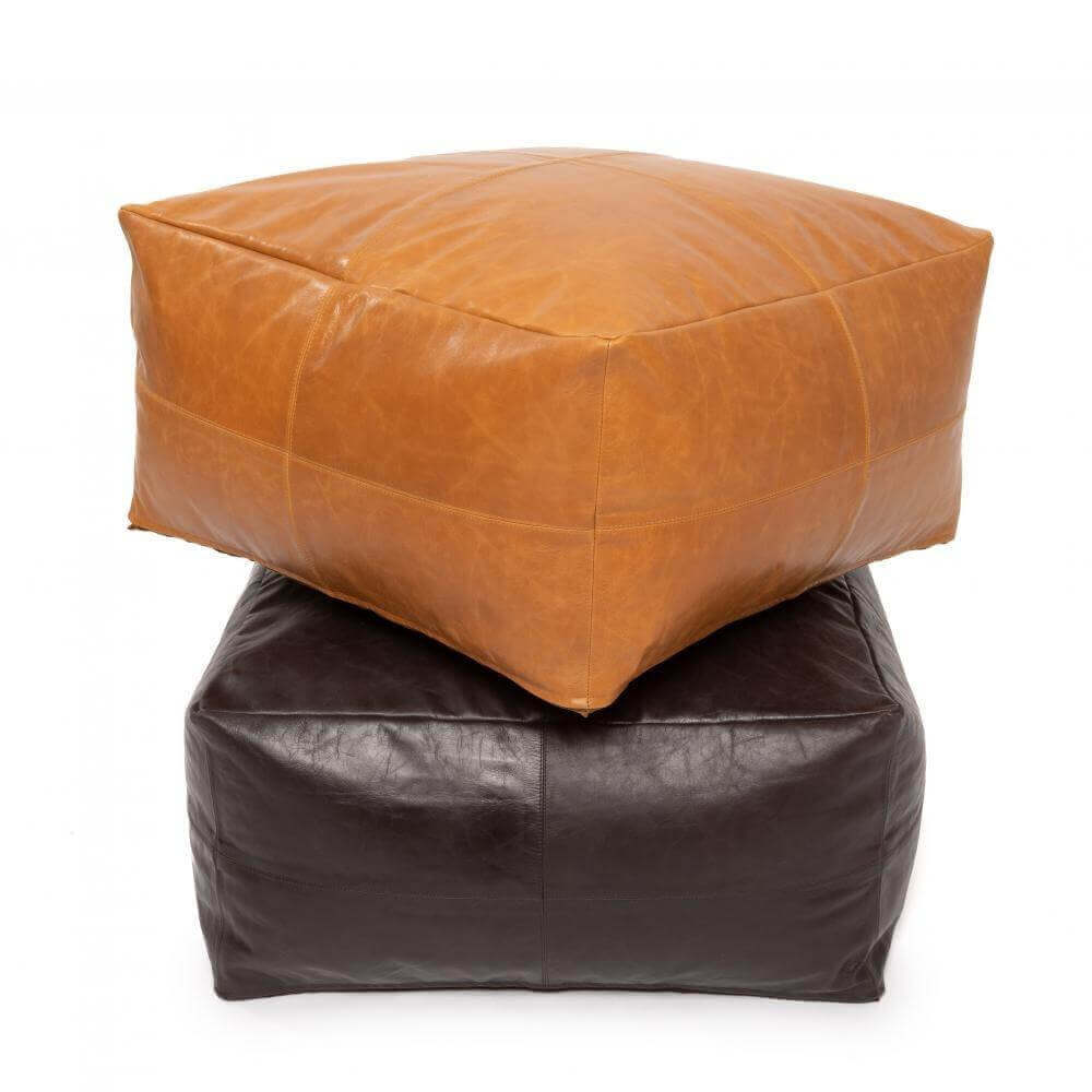 Twee prachtige poefs van zacht nappaleer, een in rijke chocoladekleur en een in warme karamelkleur, voor luxe en stijl.