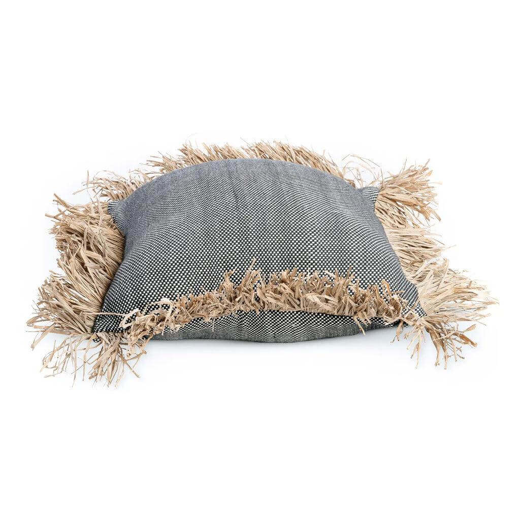 Kussenhoes zwart-wit met raffia franjes, 40x40 cm, voor stijlvolle interieurdecoratie. Perfect voor een vakantiegevoel thuis! Binnenkussen niet inbegrepen.