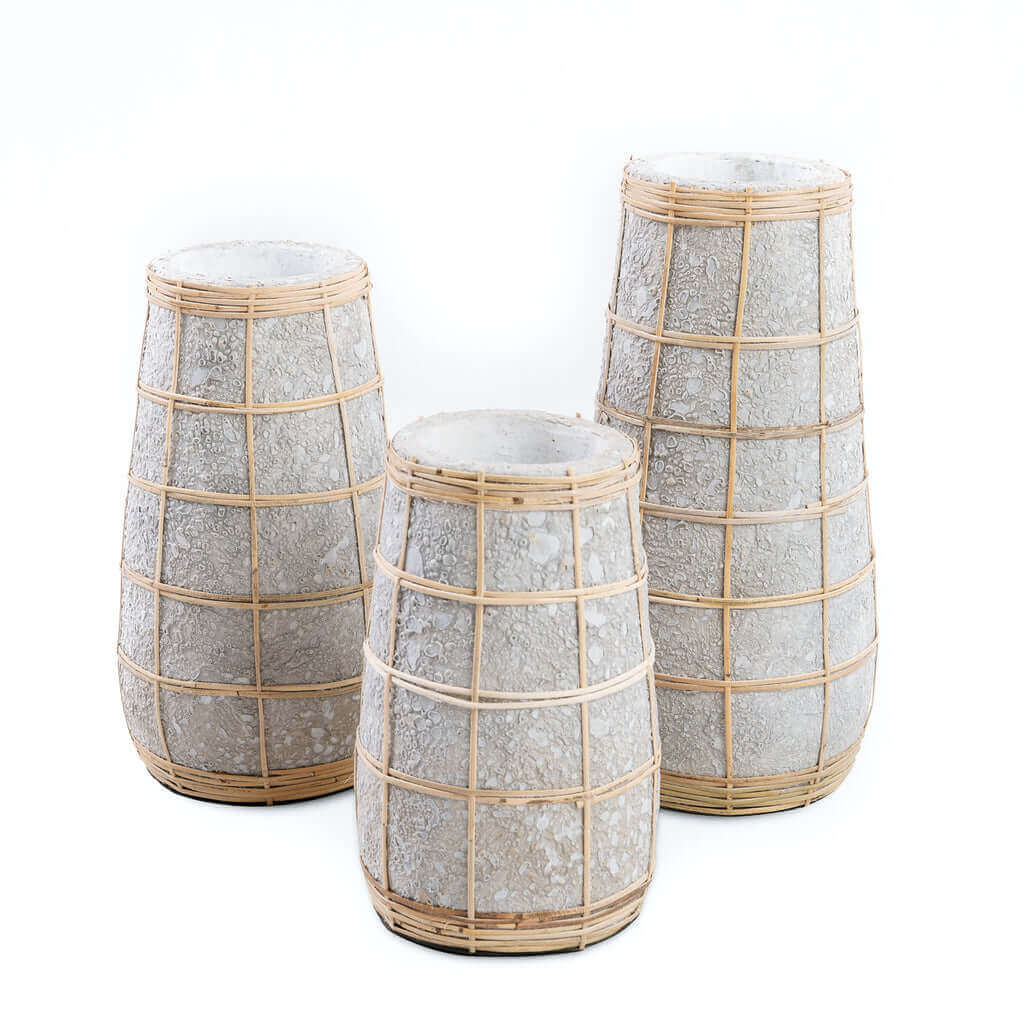Betongrijze terracotta vaas met rotan detail, perfect voor drogebloemstukken in drie maten. Niet waterdicht. Kust sfeer decor.
