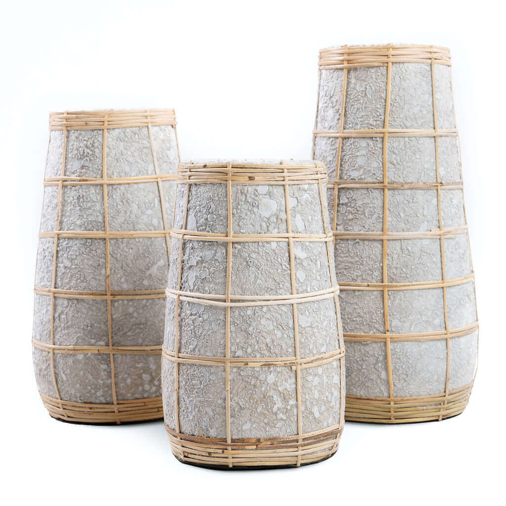 Set van drie slanke terracotta vazen met natuurlijk betongrijs en rotan details, perfect voor gedroogde bloemen, niet waterdicht.