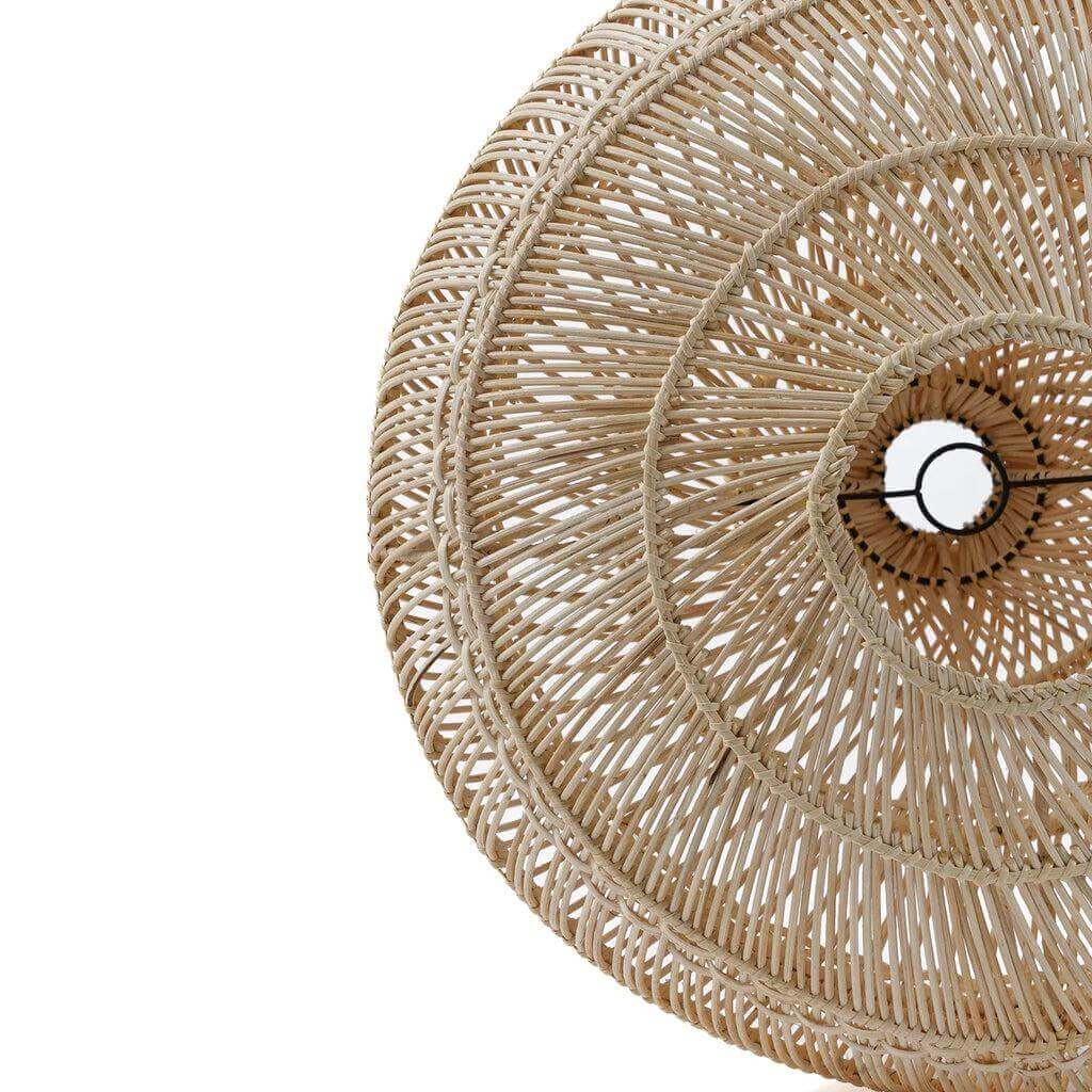 Detail van de rotan De Drop Hanglamp in natuurlijke tinten, met ingewikkeld gevlochten patroon. Perfect als sfeervol interieuraccent.