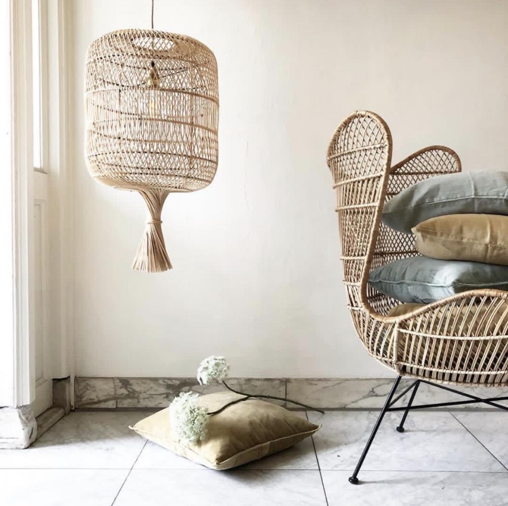 Rotan Dumpling Hanglamp en Vloerlamp in natuurlijke stijl met bijpassende stoel en kussen, bohemian interieur sfeer.