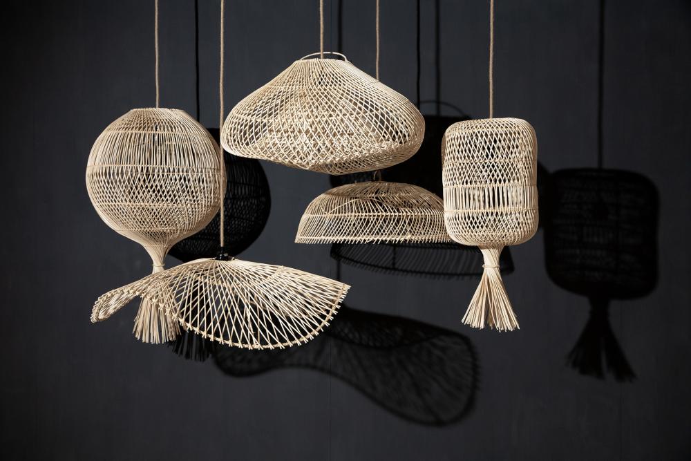 Bohemian rotan hanglampen De Dumpling in verschillende vormen tegen donkere achtergrond, handgemaakt en duurzaam