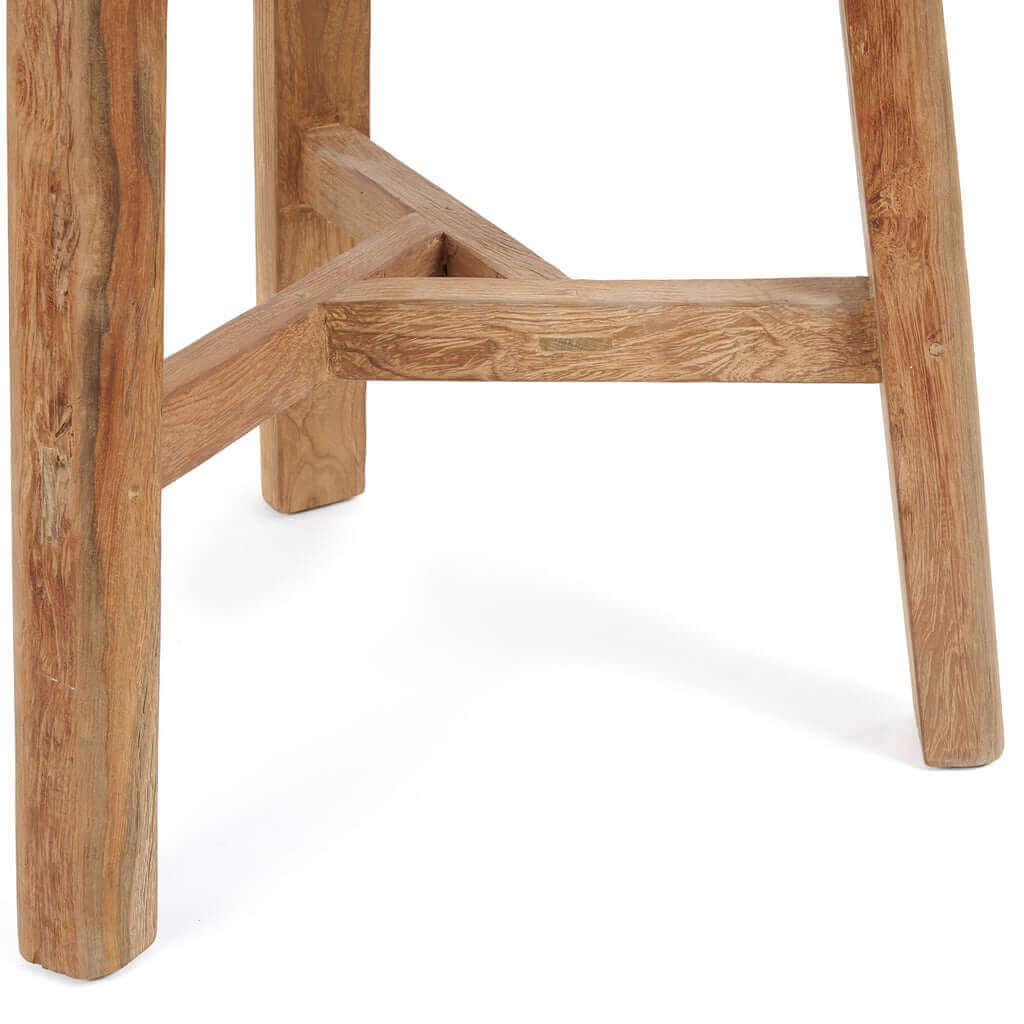 Detail van teakhouten poten van de Fusuma Bartafel, perfect voor buitengebruik en duurzaam ontworpen.