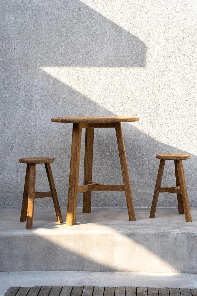Handgemaakte Fusuma Bartafel van teakhout, perfect voor buiten dineren, duurzaamheid ontmoet stijl in jouw buitenruimte.