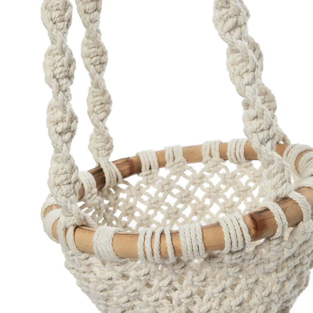 Alt Tag: Gedraaide macramé plantenhouder in natuurlijk wit katoen met houten ring, perfect voor hangplanten in huis.