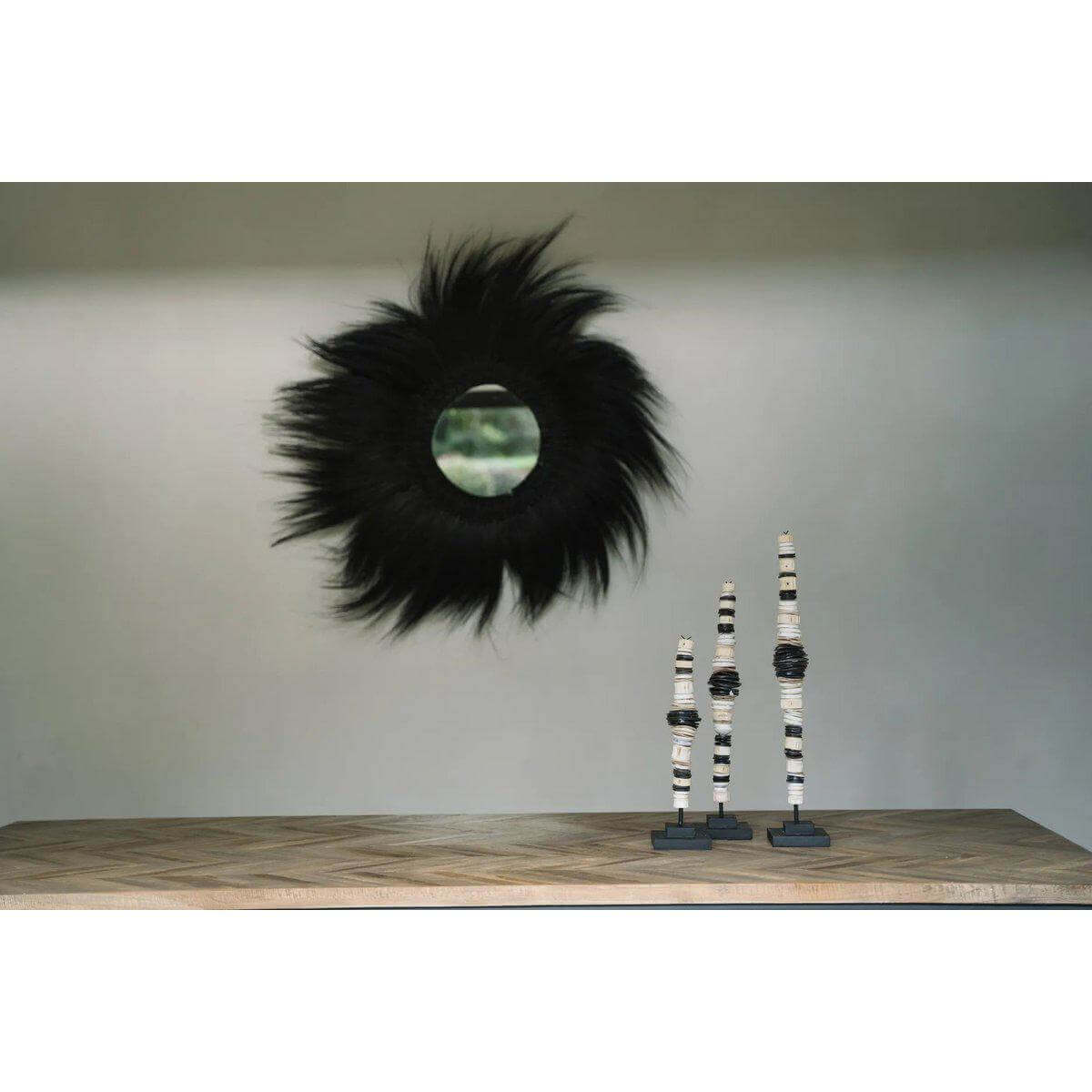 Alt Tag: De Geldschelp op Standaard - Zwart Wit, luxe tribale decoratie, Bazar Bizar Living, 35cm hoog, kuststijl in zwart-wit op tafel.
