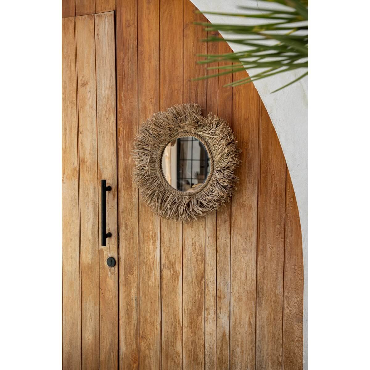 Bohemian Haïti-spiegel met natuurlijke raffia op houten deur, handgemaakt en duurzaam.