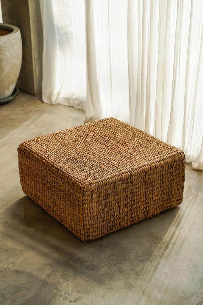 Natuurlijke vierkante waterhyacinten poef, perfect voor woonkamer of kantoor, stevig en stijlvol met natuurlijke charme.