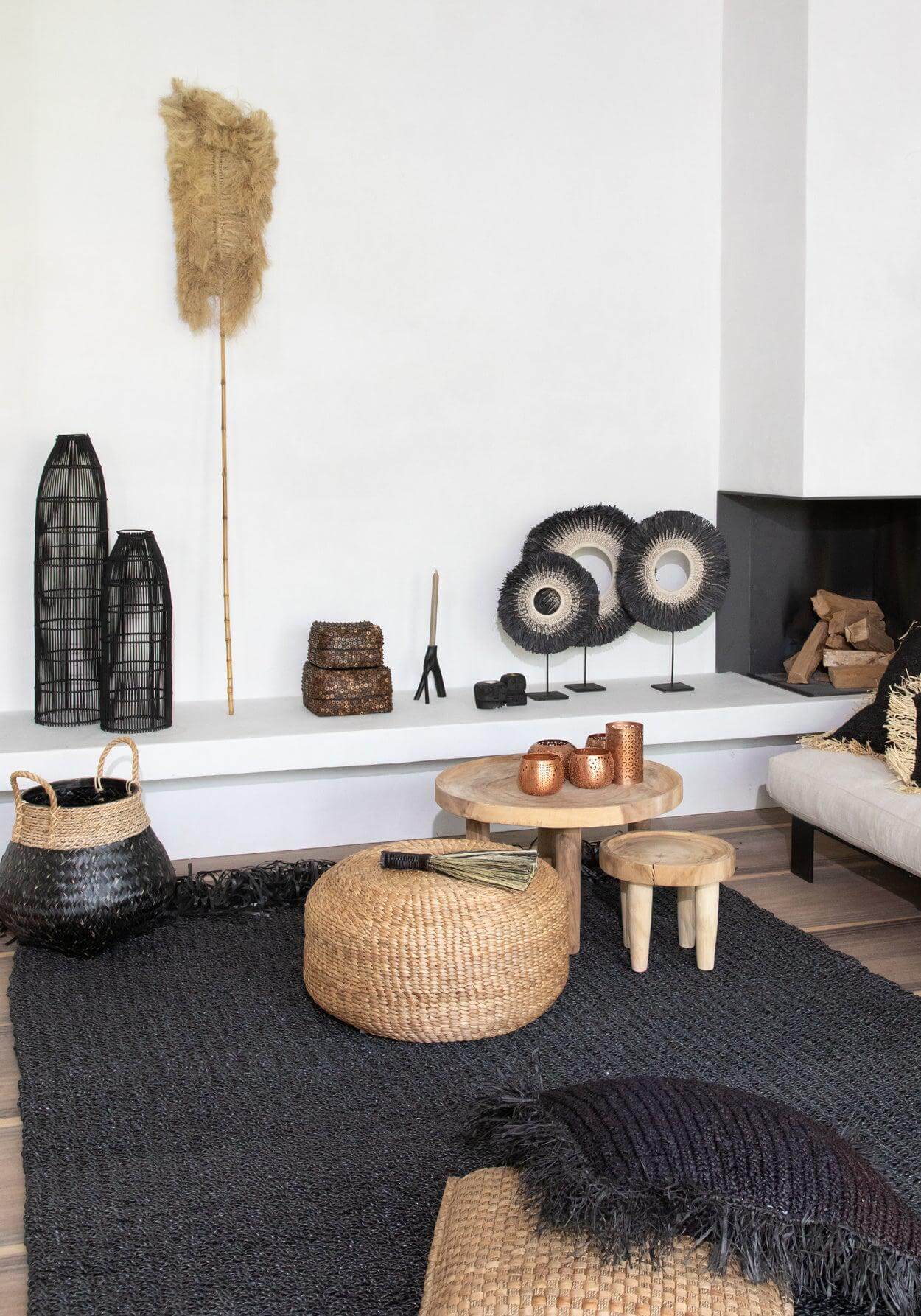 Boho woonkamer met natuurlijke De Hyacinth Poef als veelzijdig zitmeubel of tafeltje, handgemaakt van duurzame materialen.