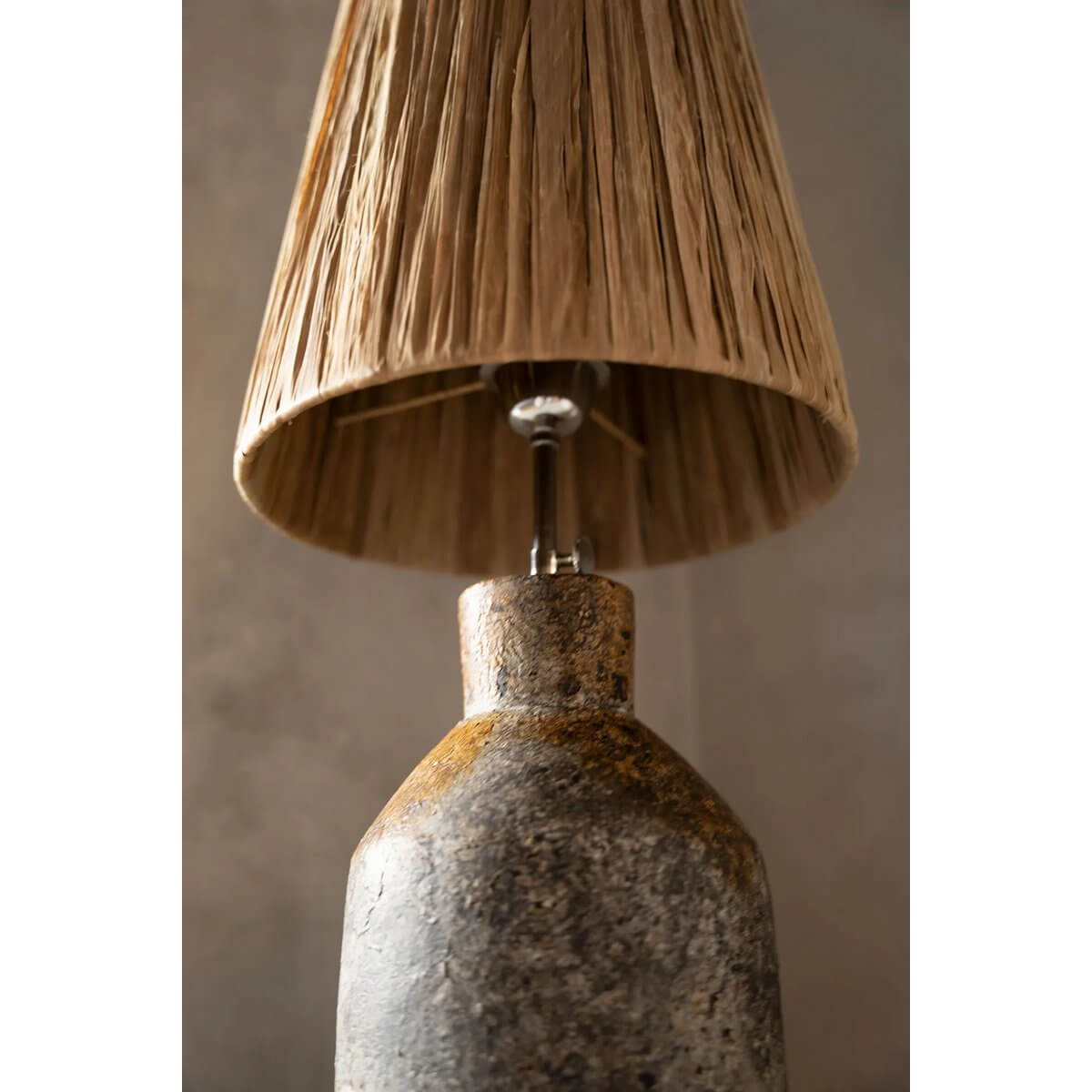 Bohemian Ithaka tafellamp met terracotta basis en gras lampenkap in antiek grijs, perfect voor sfeervolle inrichting.