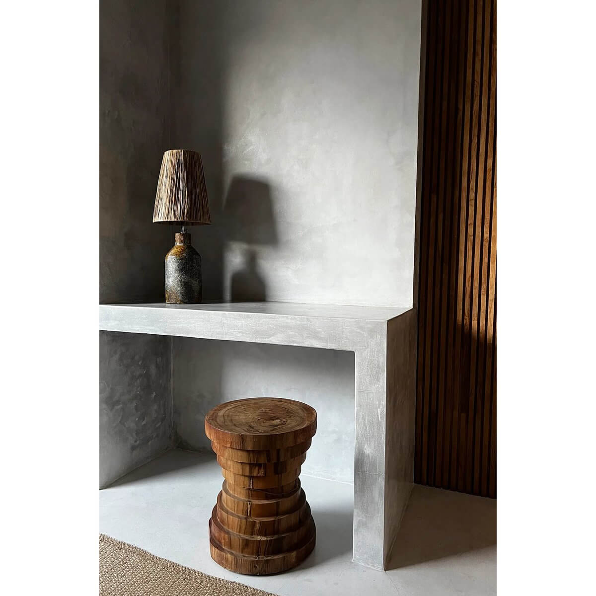 Bohemian-style Ithaka tafellamp in antique gray with natural grass lampshade on modern console.