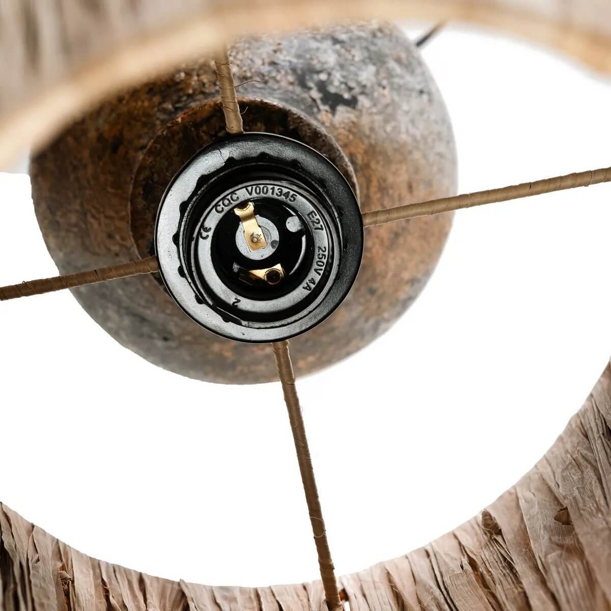 Close-up of the De Ithaka tafellamp with an antique grey finish and bohemian vibe, showcasing terracotta and grass lampshade design.