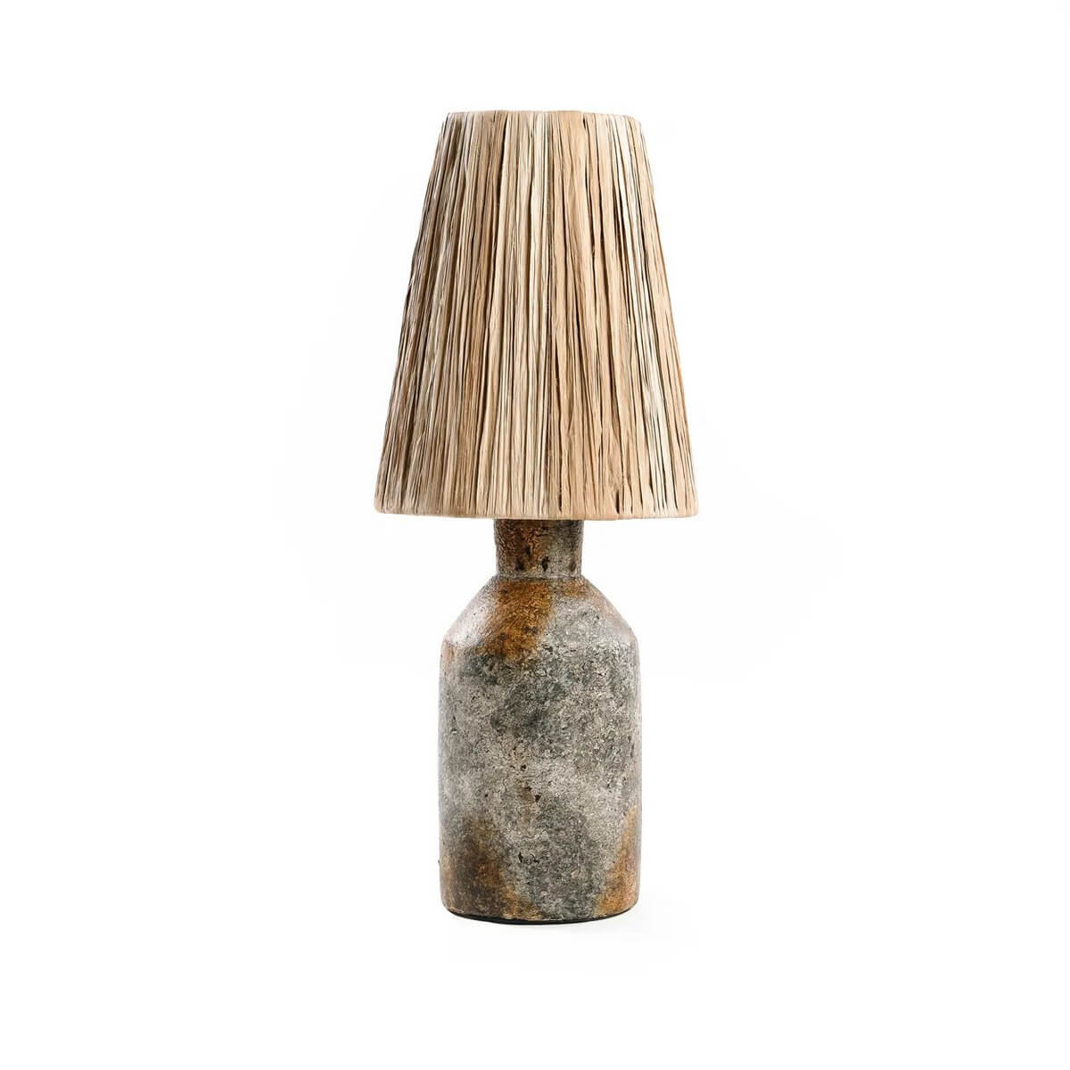 Bohemian-style De Ithaka tafellamp in antique grey with natural grass lampshade, perfect for creating a cozy atmosphere.