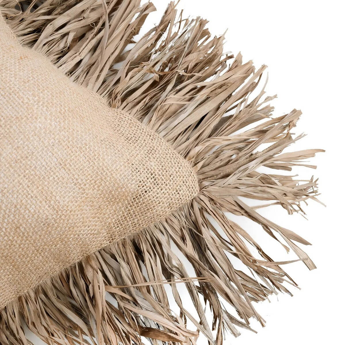 Jute kussenhoes met raffia-franjes, natuurbeige, perfect voor een vakantiegevoel in interieur of tuin, 60x60 cm.