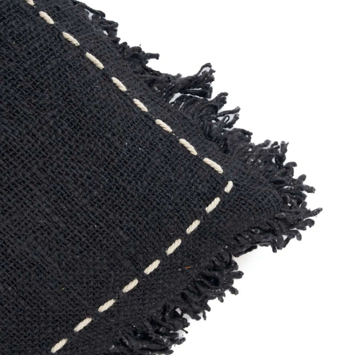 Zwart-witte Kasbah kussenhoes met franjes en katoenen textuur, perfect voor elk interieur.