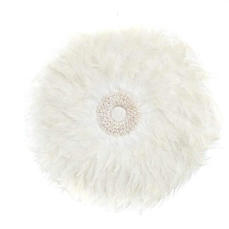 Bohemien witte veer display met handgeplaatste schelpen, 60cm breed. Perfect voor interieurdecoratie. Merk: Bazar Bizar Living.