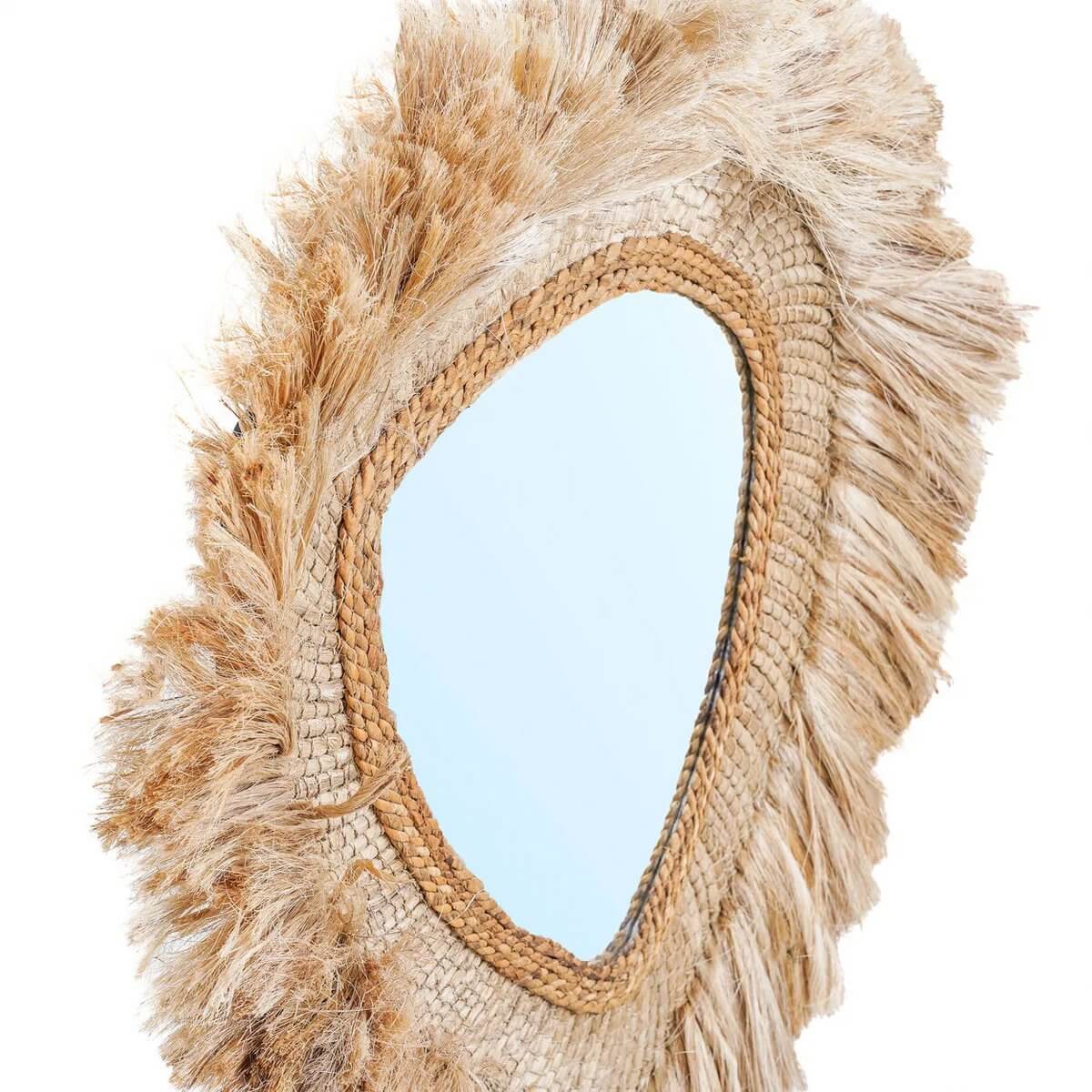 De La Contessa Spiegel met sierlijk gebogen frame en natuurlijke uitstraling, ontworpen voor verfijnde luxe en ingetogen glamour.