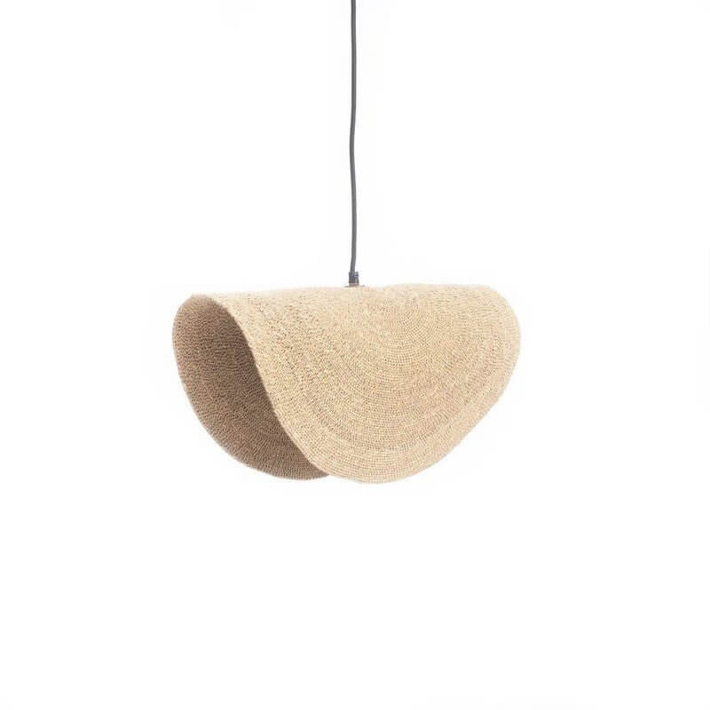 De Lovalova-hanger in natuurlijke stijl, gemaakt van geweven gras. Unieke en organische vorm, perfect voor een gezellige interieurstijl.