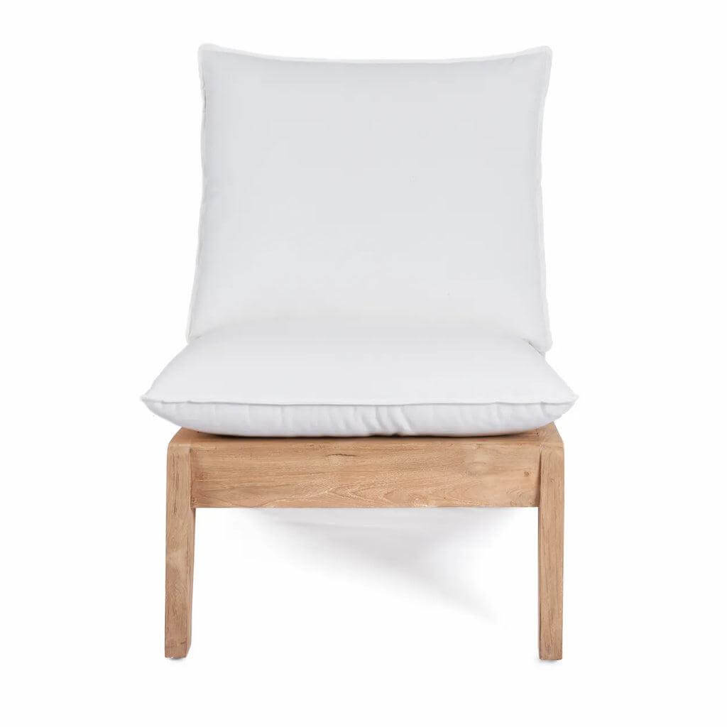 Een comfortabele eenzitter sofa van gerecycled teakhout met witte outdoor kussens. Perfect voor de tuin, patio of bij het zwembad.