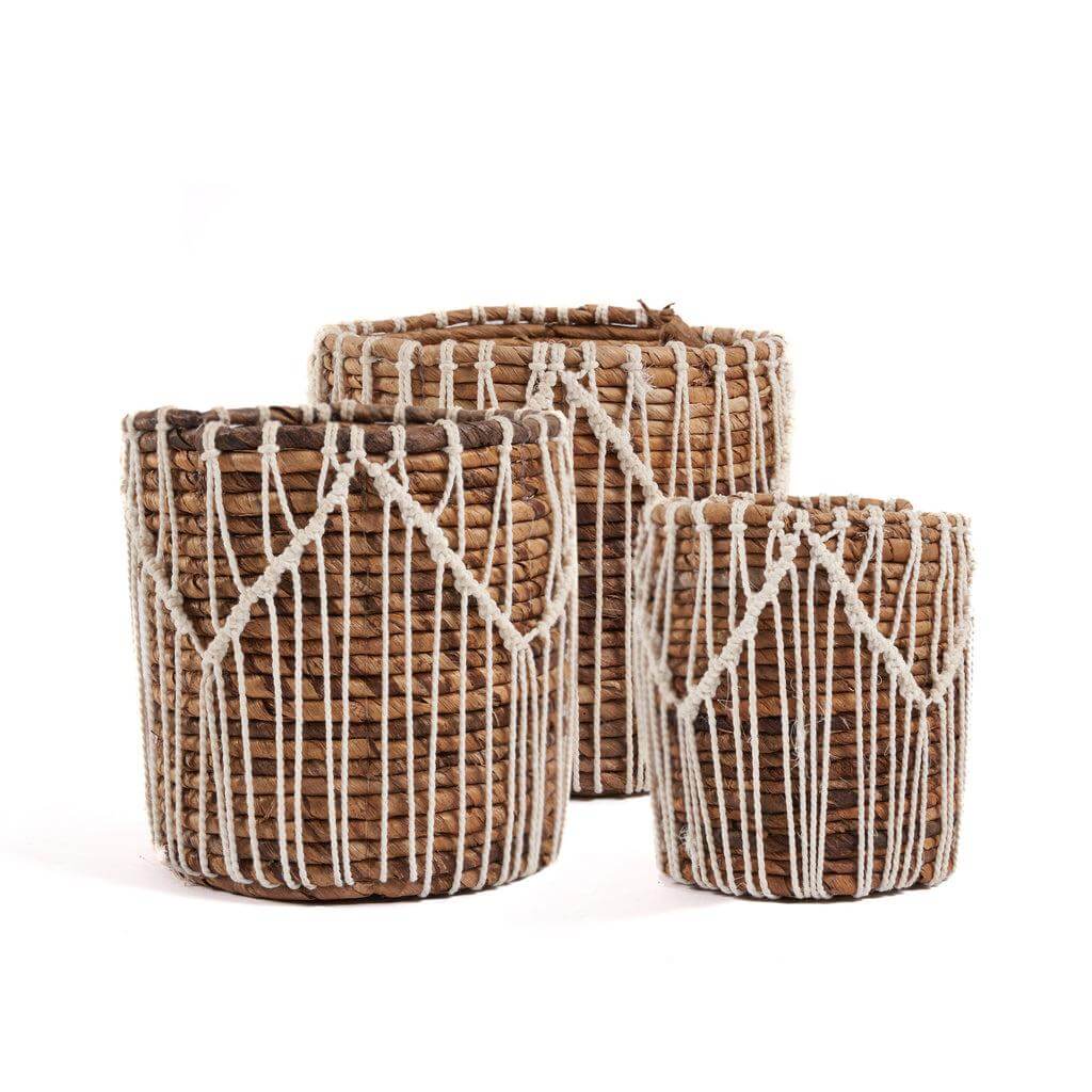 Handgemaakte manden van bananenbladeren en katoen met macramé in natuurlijke tinten, perfect voor een stijlvolle woondecoratie.