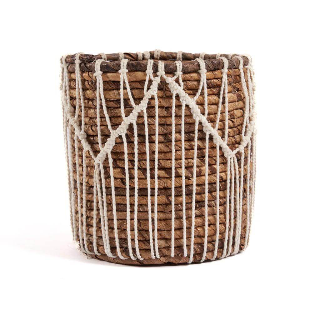Alt Tag: Handgemaakte macramé mand van bananenbladeren en katoen, natuurlijke kleuren, voegt elegante stijl toe aan elk interieur.