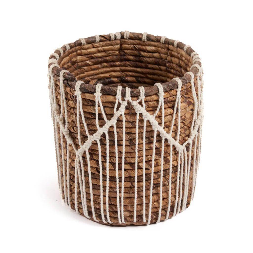 Handgemaakte mand van bananenbladeren en katoen in natuur- en wittinten, macraméontwerp, 19 cm hoog, voegt natuurlijke elegantie toe.