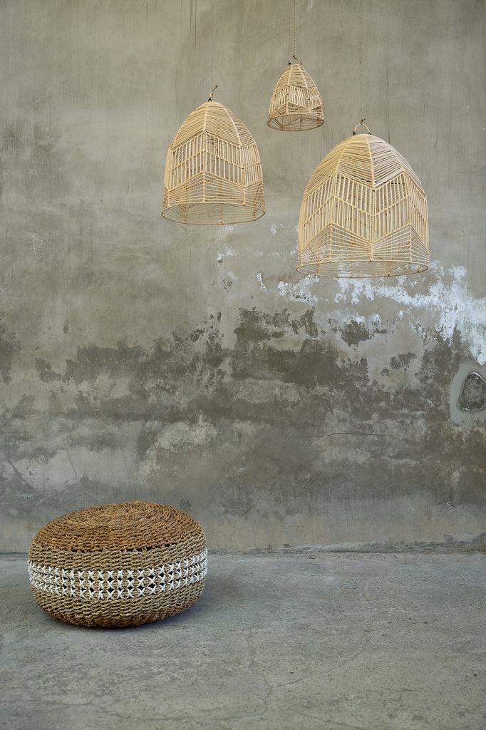 De Macrame Poef Bazar Bizar De Macrame Pouffe is een charmante en rustieke poef met macrame zeegras voering, met een handgemaakt kruissteek motief. Deze schattige ronde vorm maakt het het perfecte accentstuk voor uw kamer of zelfs als extra zitplaats wann