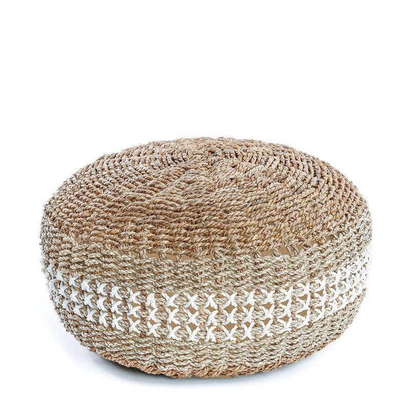 Rustieke De Macramé Poef met handgemaakt kruissteekmotief, perfect voor elke kamer. Gemaakt van zeegras, katoen en rotan. Door Bazar Bizar.