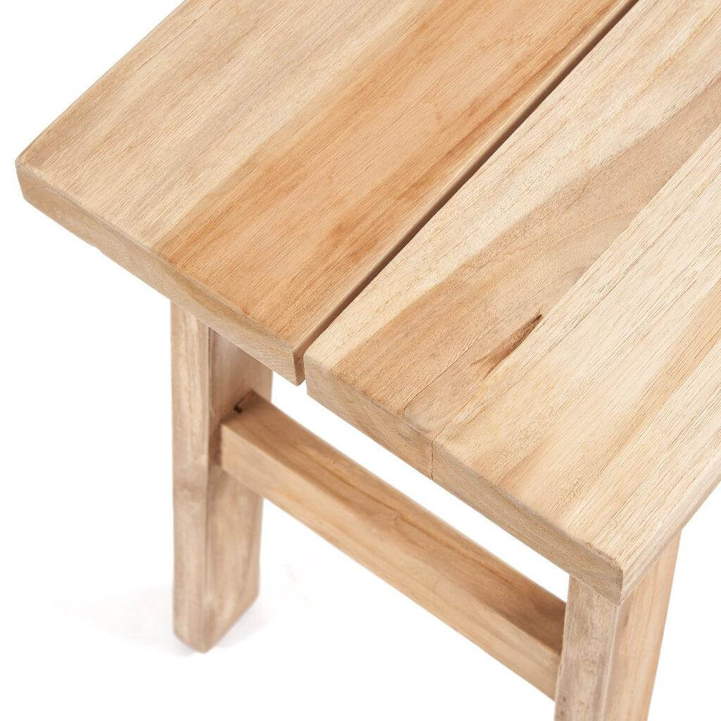 Natuurlijke teakhouten Makara kruk, perfect voor binnen of overdekt buitengebruik, ideaal als zitplaats of bijzettafel.