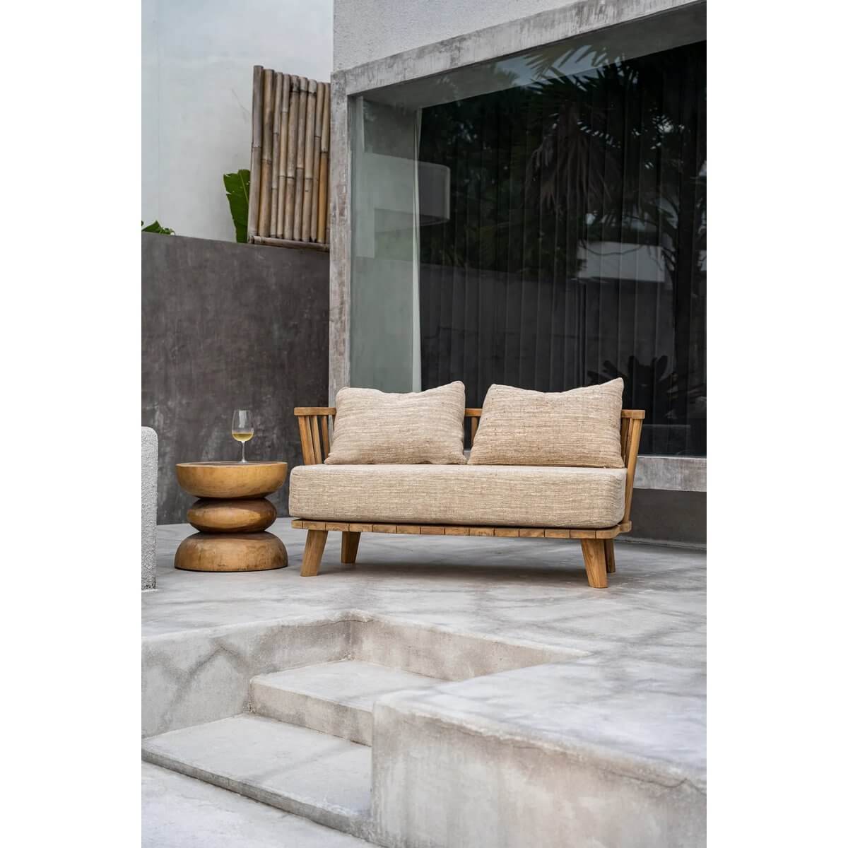 Bohemian-style De Malawi tweezitter in natural beige, made from recycled teak with soft covers, perfect for indoor or covered outdoor spaces.