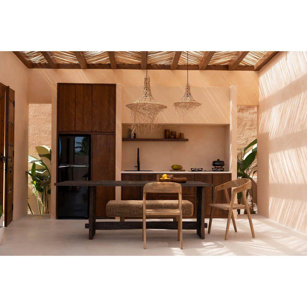 Rustieke eetkamer met houten meubels en De Mykonos Hanger lampen, creëer een boho-sfeer met natuurlijke rotan elementen.