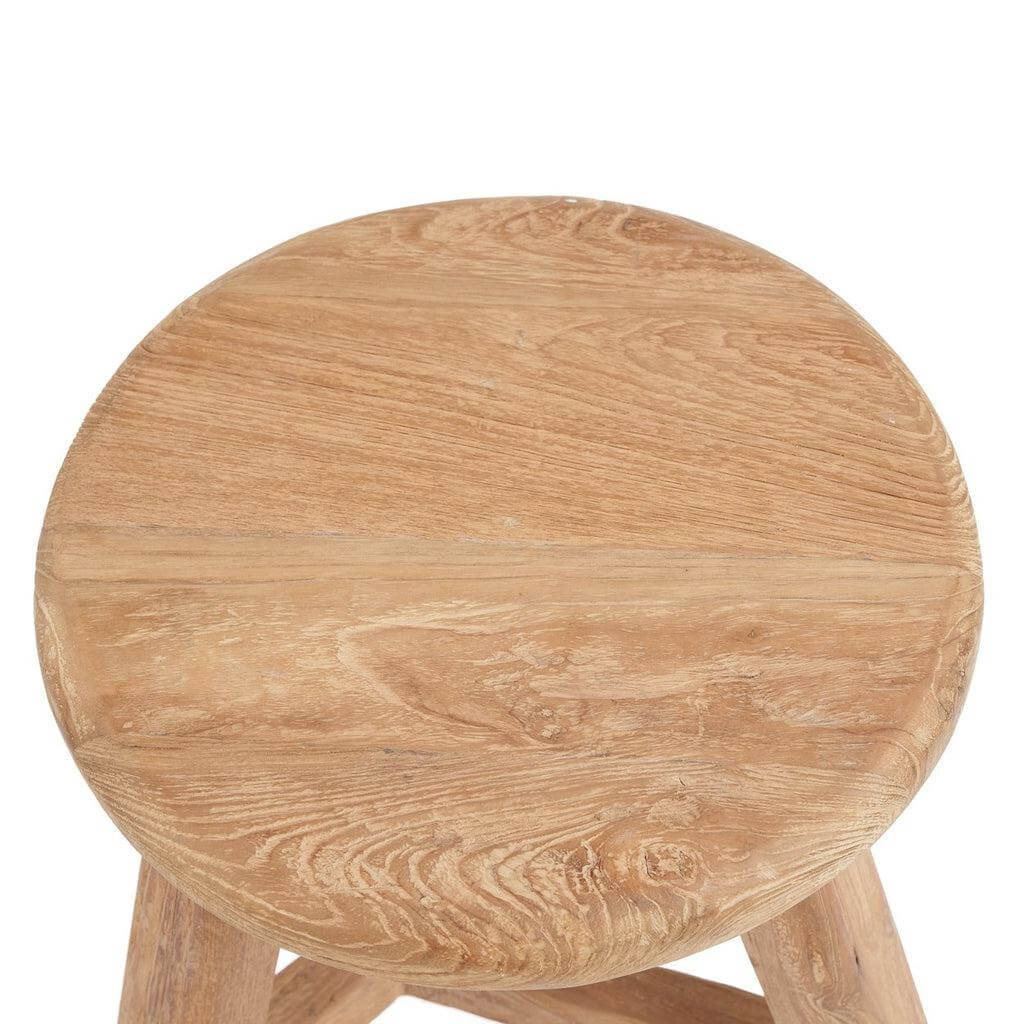 De Noguchi kruk van rustiek teakhout, rond en veelzijdig als kruk of bijzettafel, kleur naturel.