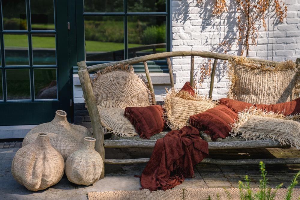 De Oh My Gee Kussenhoes - Bordeaux Velvet - 30x100 Bazar Bizar Dit katoenen kussen voegt een mooi textuurelement toe aan uw stoffering. Een onmisbaar stuk om een boho vibe toe te voegen aan uw woonkamer, slaapkamer of zelfs in de tuin of op het overdekte