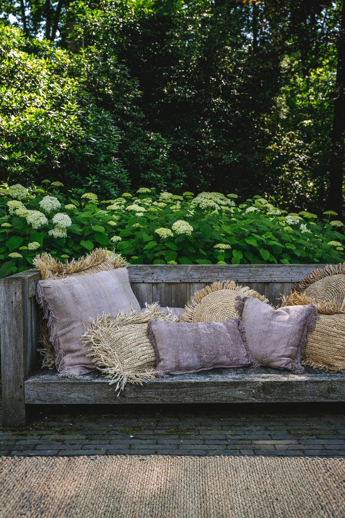 De Oh My Gee Kussenhoes - Concrete Velvet - 60x60 Bazar Bizar Dit katoenen kussen voegt een mooi textuurelement toe aan uw interieur. Een onmisbaar stuk om een boho vibe toe te voegen aan uw woonkamer, slaapkamer of zelfs in de tuin of op het overdekte te