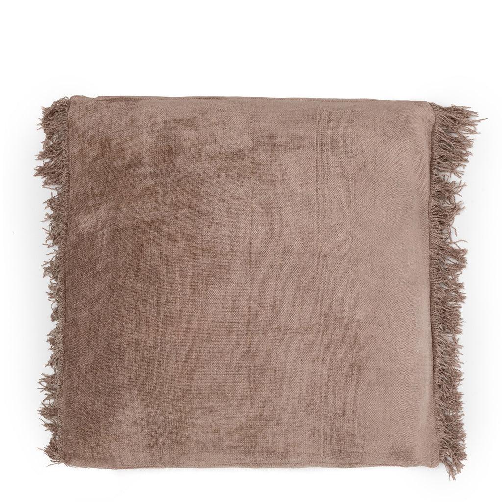 De Oh My Gee Kussenhoes - Concrete Velvet - 60x60 Bazar Bizar Dit katoenen kussen voegt een mooi textuurelement toe aan uw interieur. Een onmisbaar stuk om een boho vibe toe te voegen aan uw woonkamer, slaapkamer of zelfs in de tuin of op het overdekte te