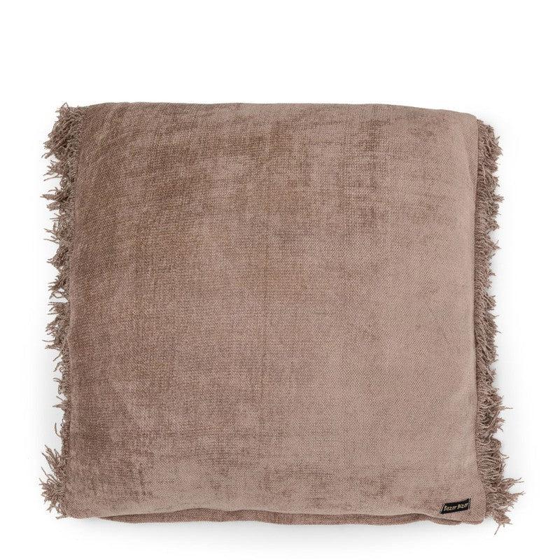 De Oh My Gee Kussenhoes - Concrete Velvet - 60x60 Bazar Bizar Dit katoenen kussen voegt een mooi textuurelement toe aan uw interieur. Een onmisbaar stuk om een boho vibe toe te voegen aan uw woonkamer, slaapkamer of zelfs in de tuin of op het overdekte te